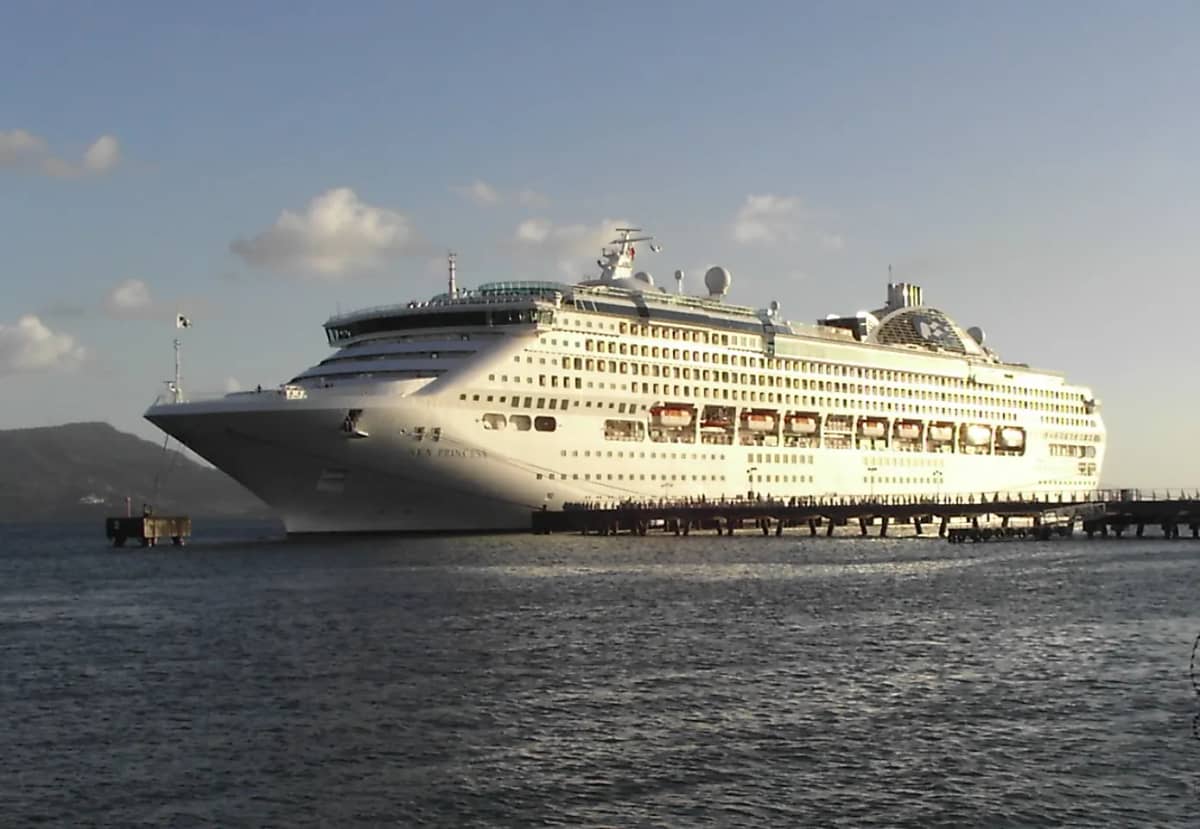 Le paquebot Sea Princess à quai à Fort-de-France, en Martinique.