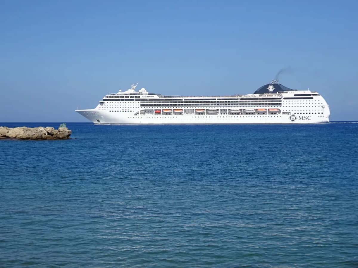 Le paquebot MSC Opera en mer Méditerranée, au large de Rhodes.