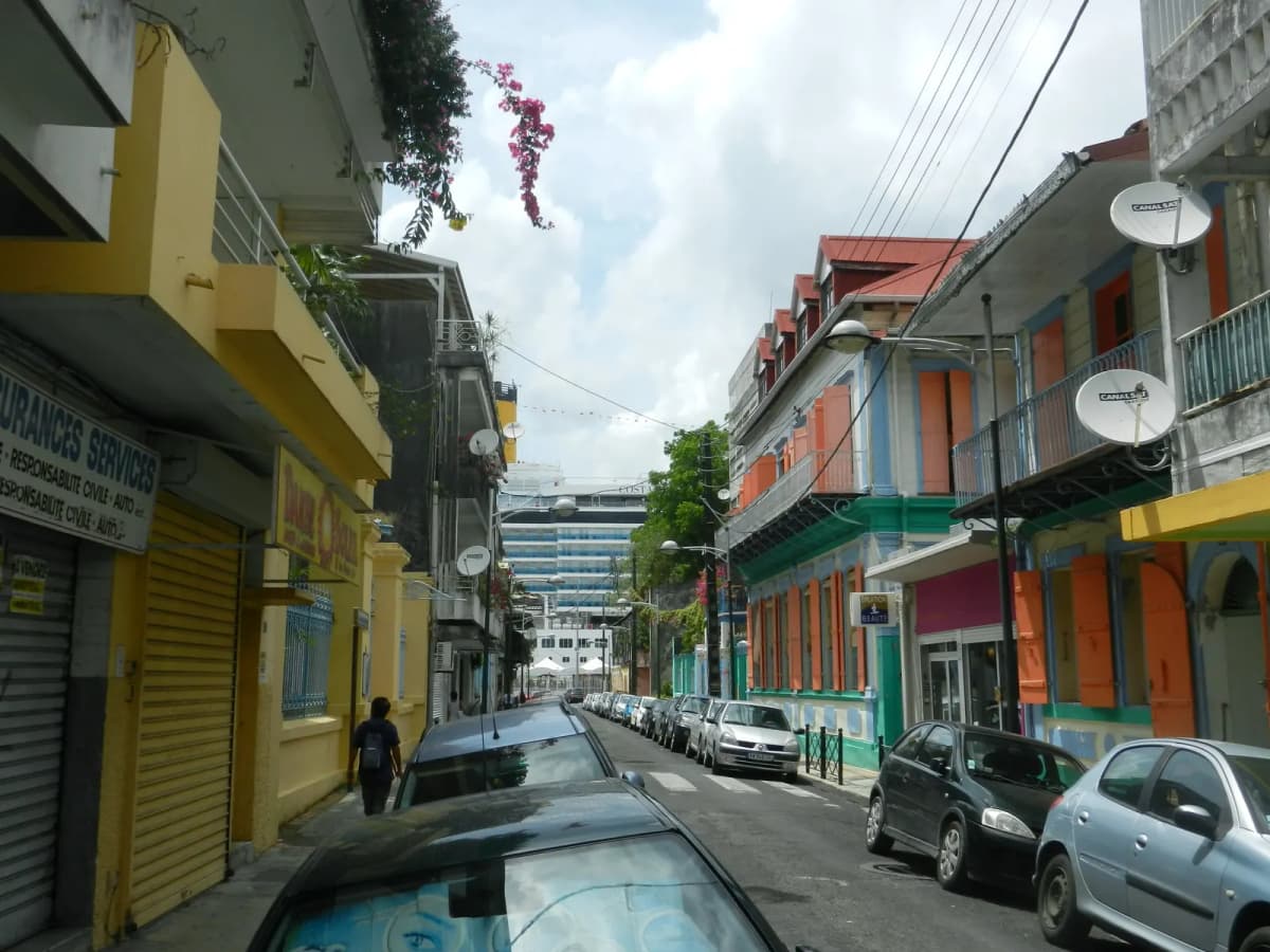 Un paquebot Costa à quai à Pointe-à-Pitre, en Guadeloupe.