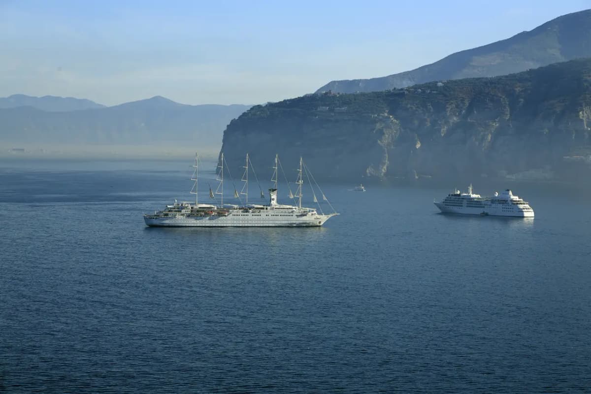 Le Club Med 2 au large de la côte italienne.