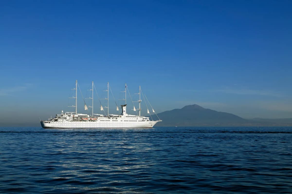 Le voilier de croisière Club Med 2 au mouillage devant Sorrente, dans le golfe de Naples.