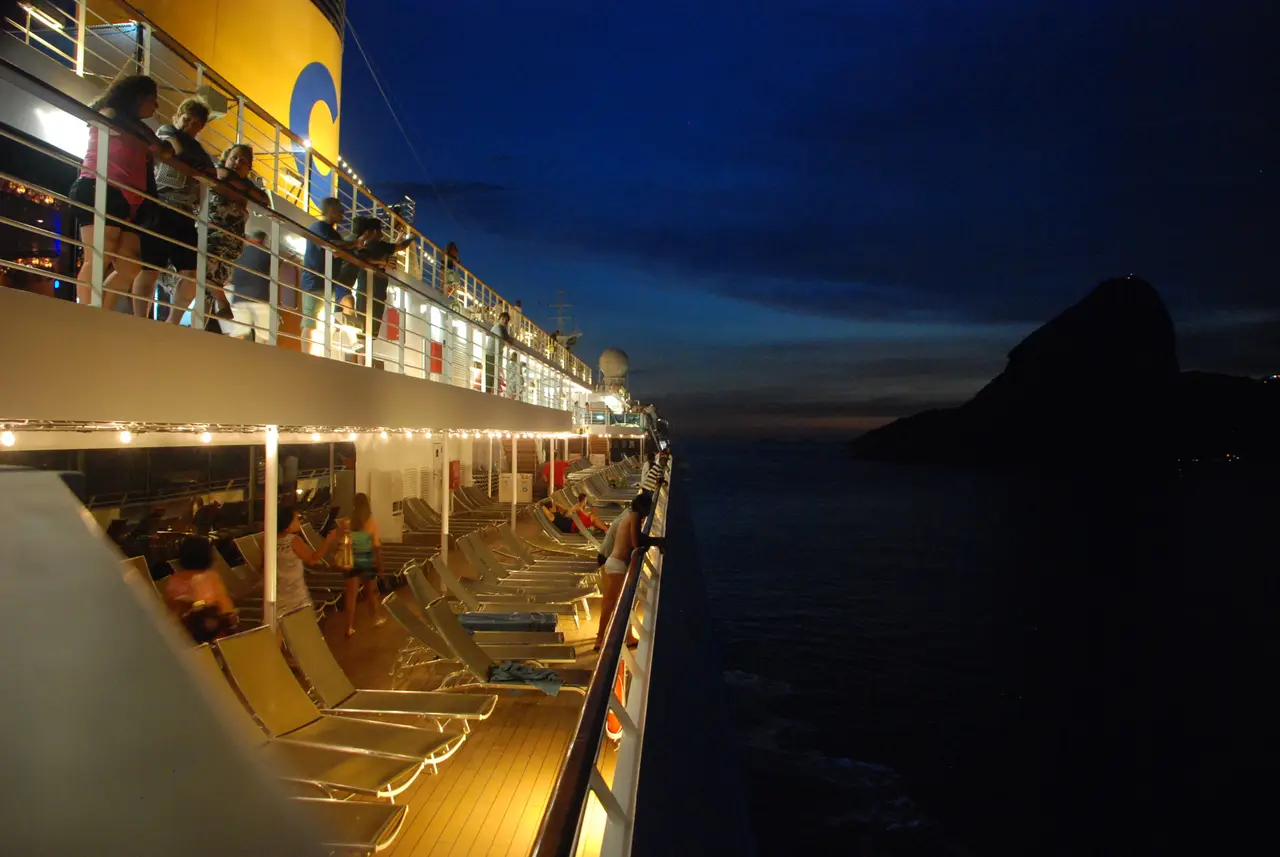 Le Costa Favolosa devant le Morro da Urca, à Rio de Janeiro.