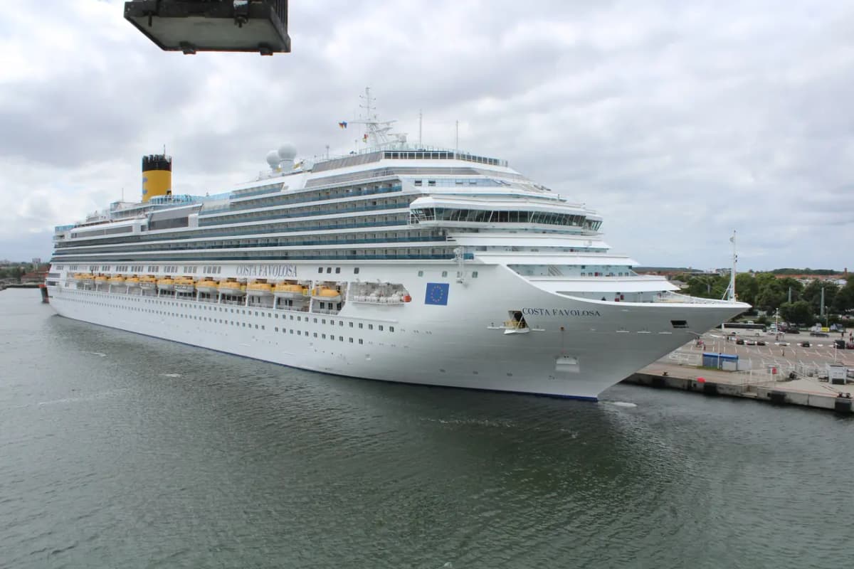 Le Costa Favolosa dans le port de Rostock, en Allemagne.