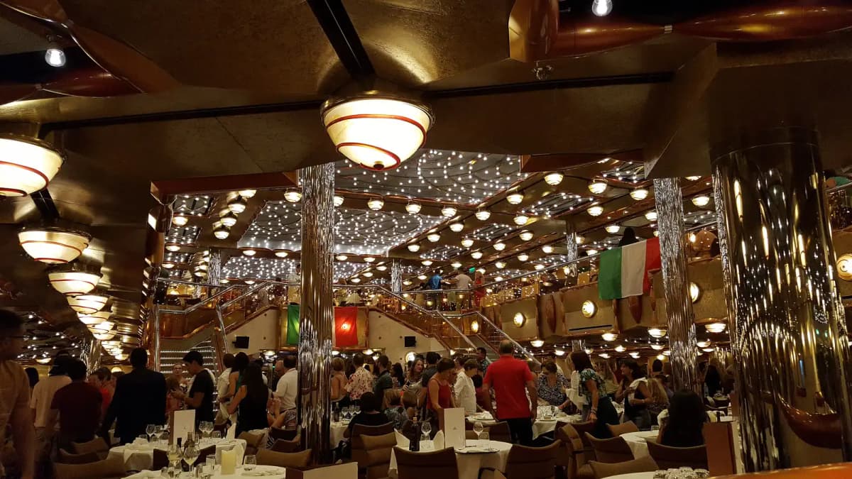 Le restaurant Duca di Borgogna à bord du paquebot Costa Favolosa.