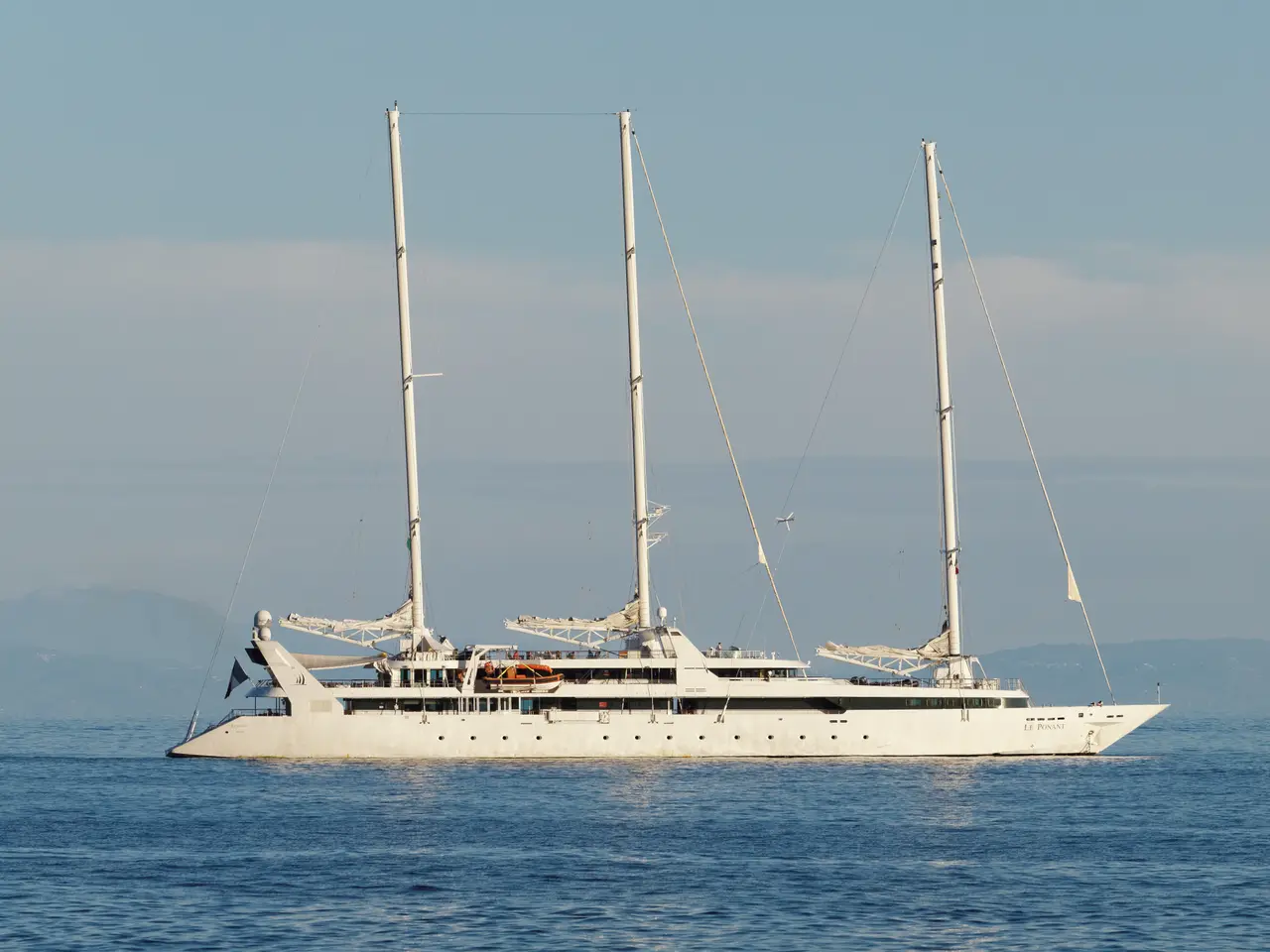 Le trois-mâts Le Ponant à Amalfi, en Italie.