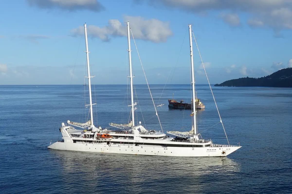 Le voilier de croisière Le Ponant à l'approche de la Grenade.
