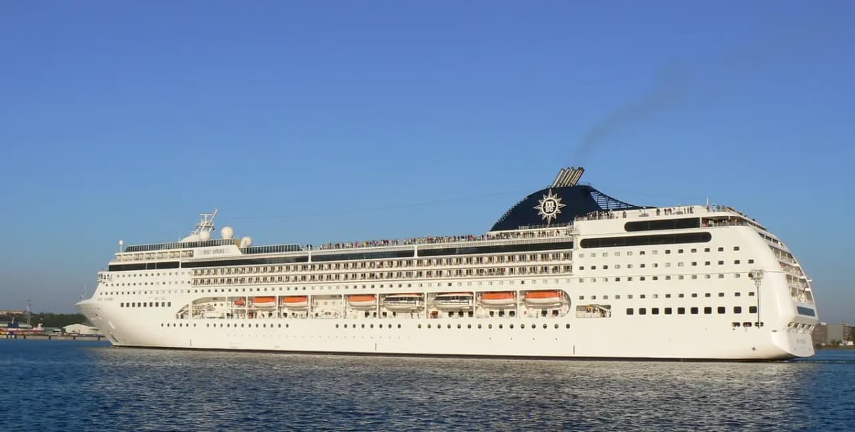 Le flanc du MSC Opera.