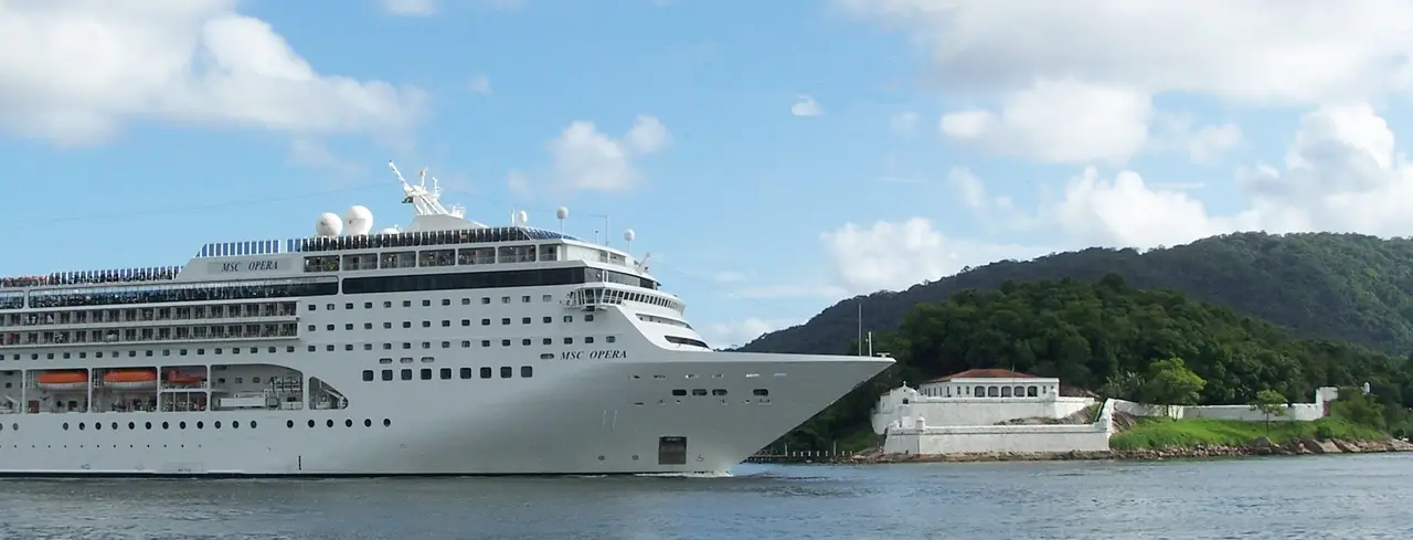 Le MSC Opera à Santos, au Brésil.