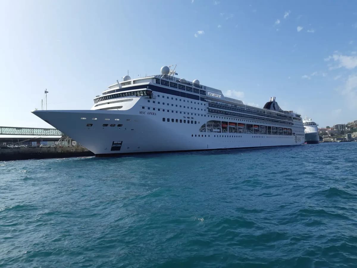 Le MSC Opera dans le port de Funchal, à Madère, avec le paquebot Ambience en arrière-plan.