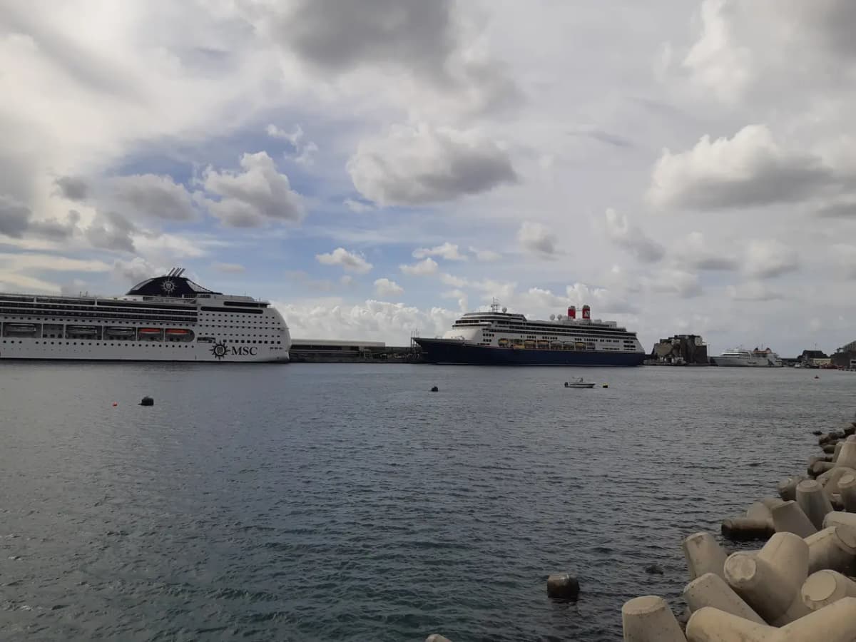 Le MSC Opera et le Bolette, de Fred. Olsen, dans le port de Funchal, à Madère.