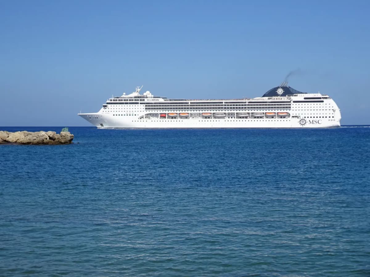 Le paquebot MSC Opera en mer Méditerranée, au large de Rhodes.