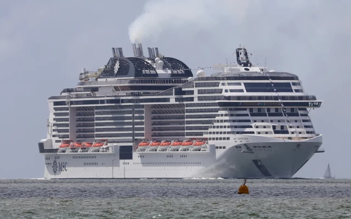 Le paquebot MSC Virtuosa en mer, à l'approche de Southampton.