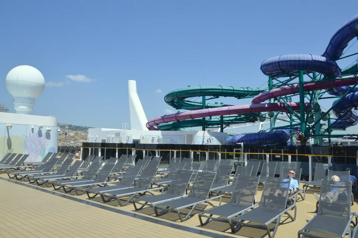 Piscines et pont extérieur du MSC World Europa.