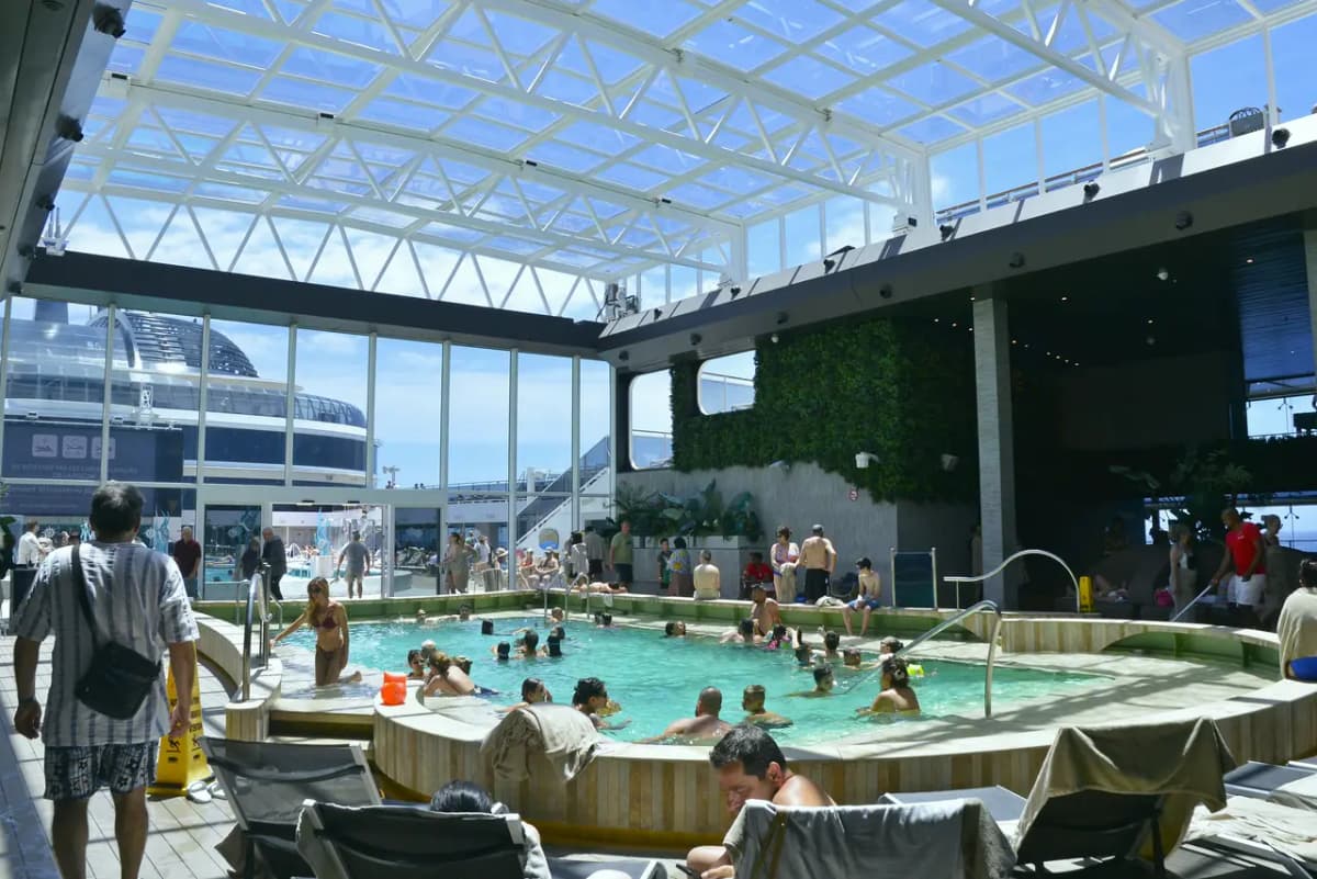 Piscines et pont extérieur du MSC World Europa.
