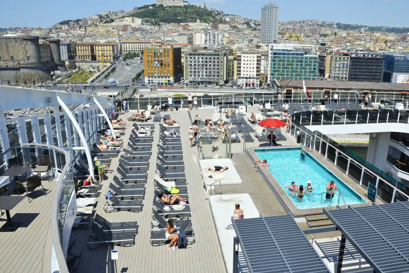 Piscines sur le pont du paquebot MSC World Europa.