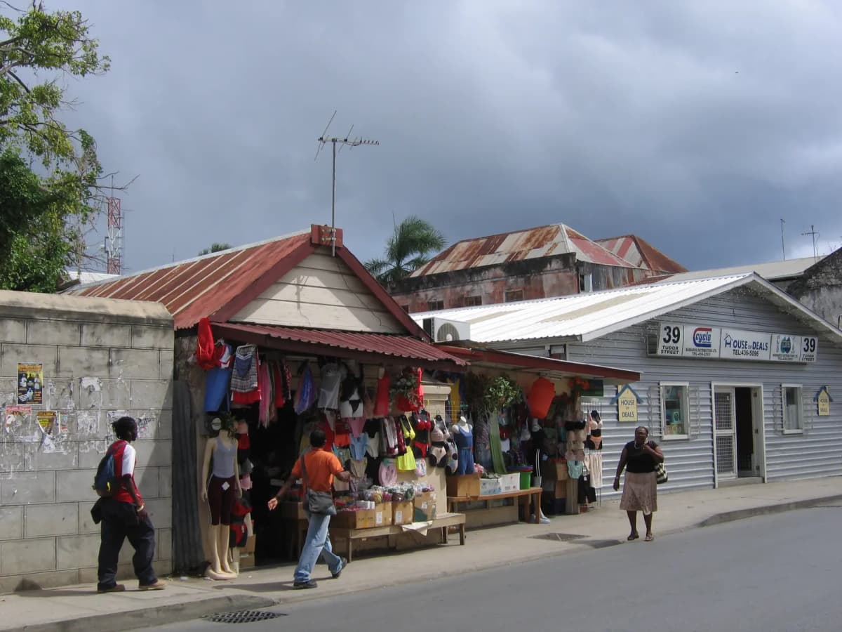 Front de mer de Bridgetown, à la Barbade, avec un paquebot à quai.