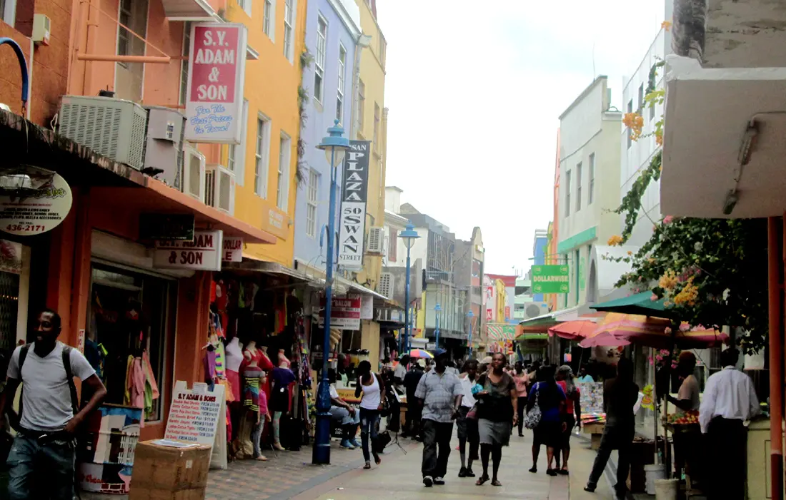 Rue commerçante à Bridgetown, à la Barbade.