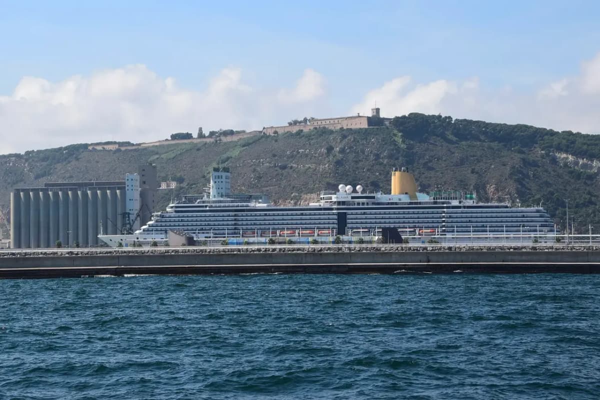Le paquebot Arcadia au port de Barcelone.