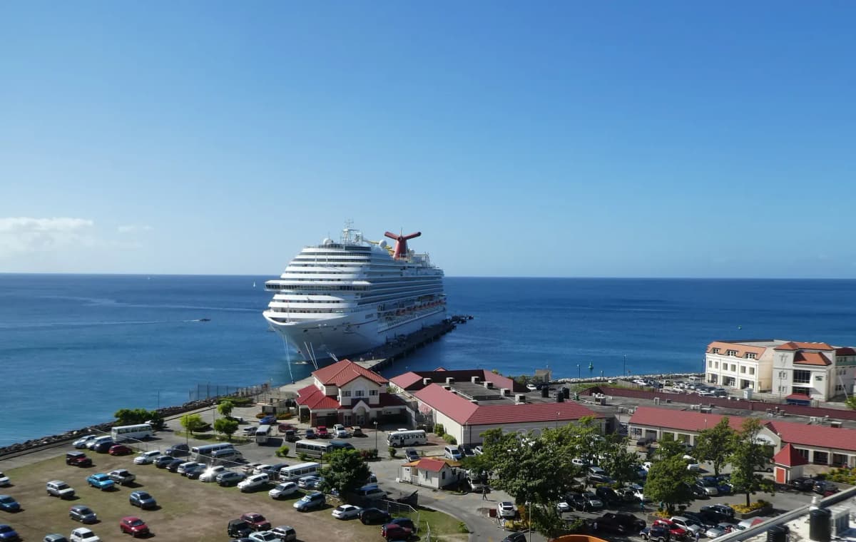 Le paquebot Carnival Breeze au terminal de croisière de St George's, à la Grenade.