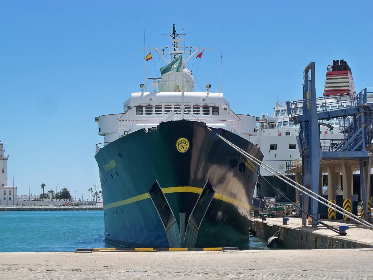 Le paquebot Serenissima à quai au port de Malaga.