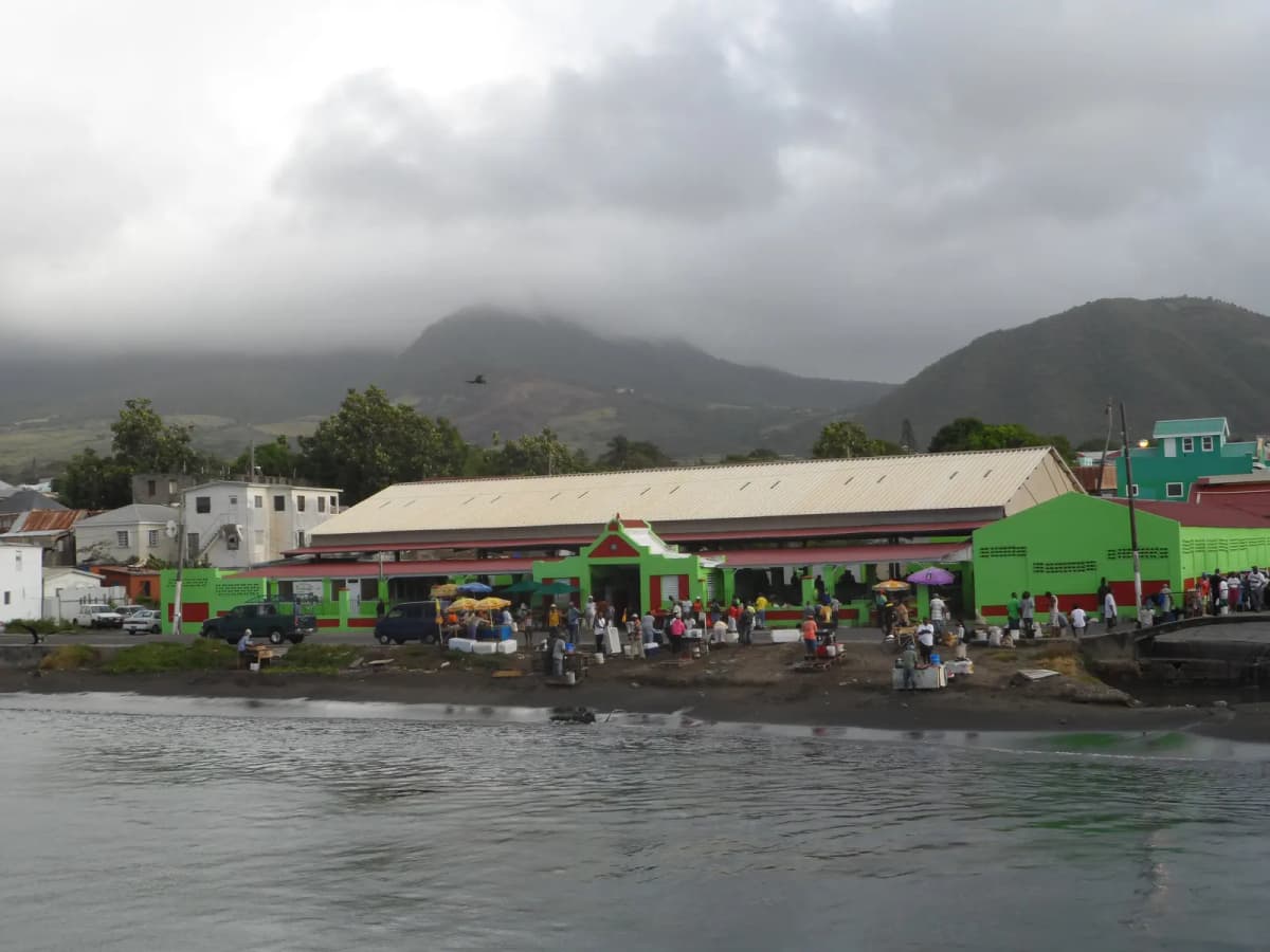 Étal du marché de Basseterre, à Saint-Kitts.