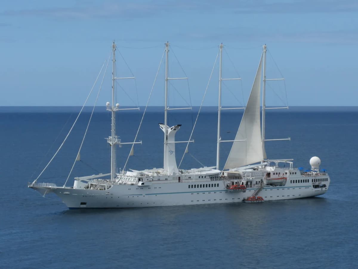 Le voilier de croisière Wind Spirit au mouillage devant Basseterre, à Saint-Kitts.