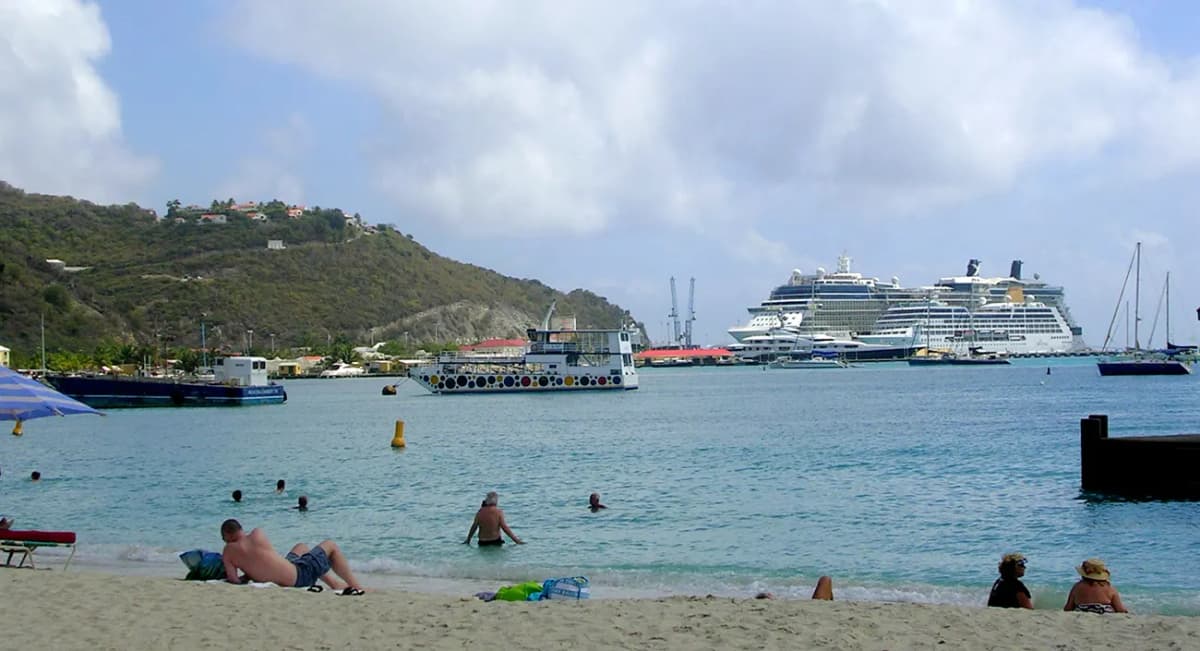 Les paquebots Celebrity Equinox et Adonia devant Philipsburg, à Saint-Martin.