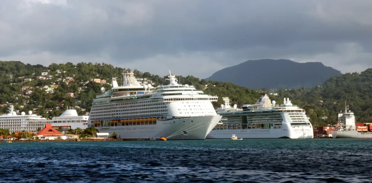 Les paquebots Adventure of the Seas et Jewel of the Seas au port de Castries, à Sainte-Lucie.