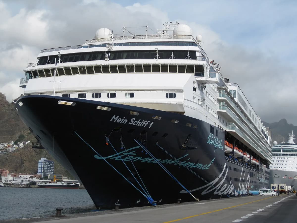 Les paquebots Mein Schiff 1 et Independence of the Seas au port de Santa Cruz de Ténérife.