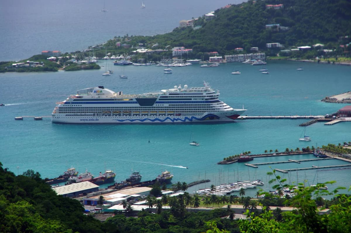 Le port de Road Town, à Tortola, vu depuis la Ridge Road.