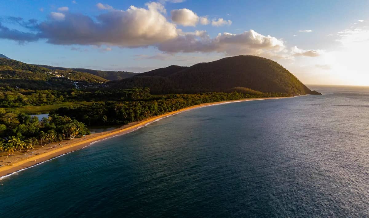 La plage de Grande Anse, à Deshaies, en Guadeloupe.